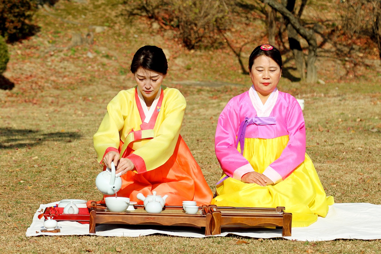 TTLL_blog_lenguaje-respeto_main Dos mujeres coreanas practicando el lenguaje del respeto de la cultura coreana