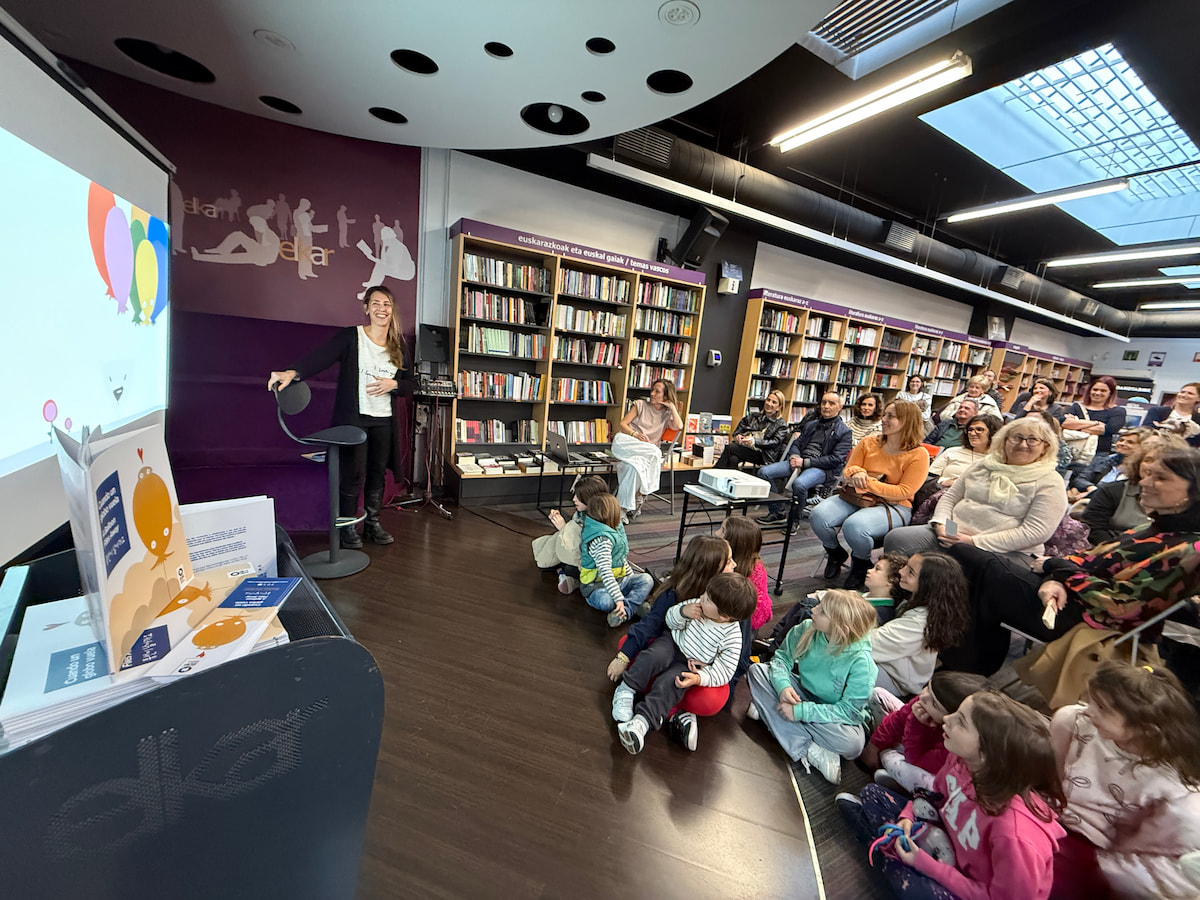 presentacion-cuento-cuando-un-globo-vuela-publico Publico durante la presentación del cuento "Cuando un globo vuela" de Ainhoa Baigo en la librería Elkar de Vitoria