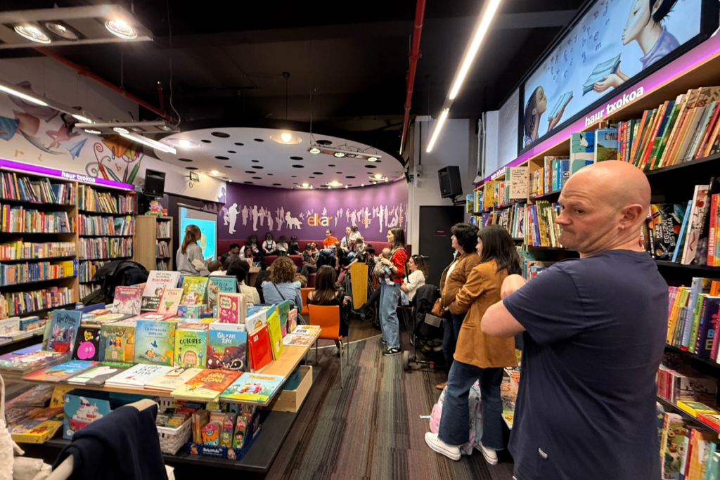 Presentaciones del cuento “Cuando un globo vuela”, con motivo del Día Internacional del Libro Infantil y Juvenil 2 Libreria elkar bilbao presentacion cuento