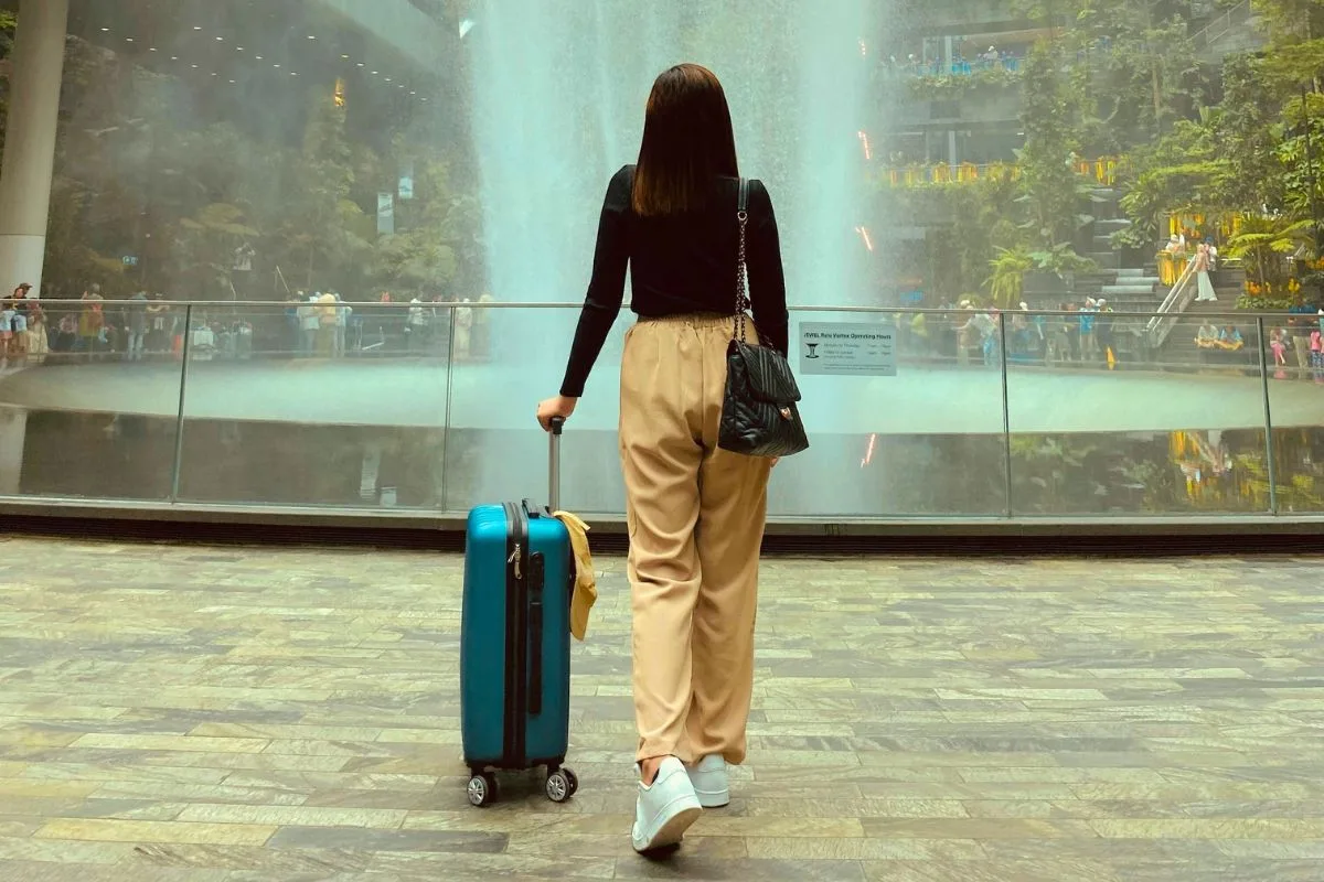 vocabulario-viajar-ingles Mujer viajando a un país angloparlante con vocabulario en inglés específico para estas situaciones